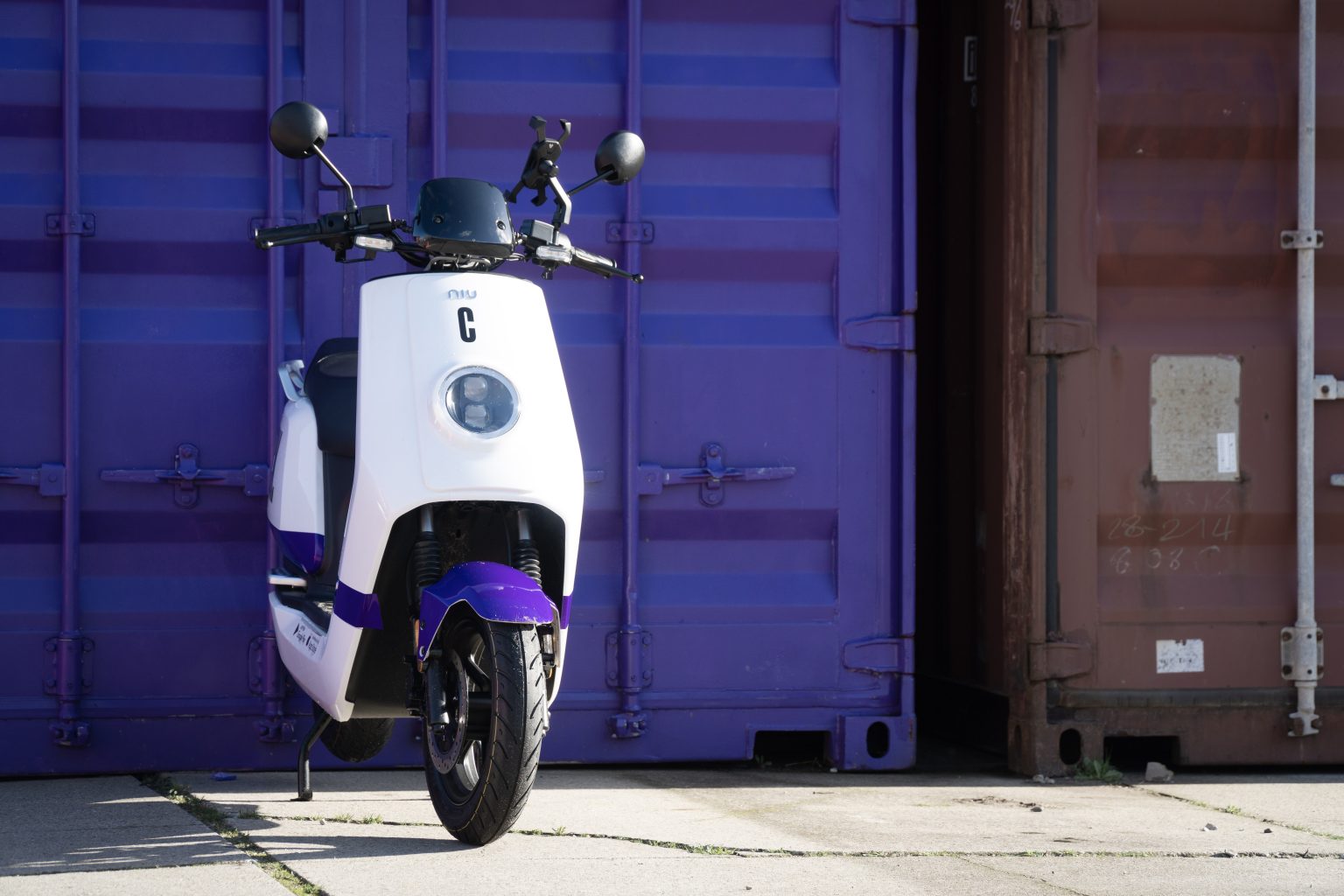 Alles over Check: scooter huren in Rotterdam, Amsterdam, Den Haag, Breda